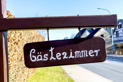EIn Schild G?stezimmer in der N?he von Monschau ( St?dteregion Aachen NRW ) G?stezimmer *** A sign guest rooms near Mon-stock-foto