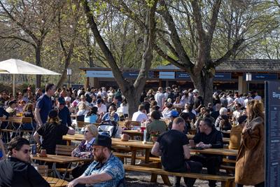 Frühling in Berlin, Biergarten Zenner im Treptower Park, volles Ausflugslokal an der Spree, Treptow-Köpenik, Berlin Früh-stock-foto