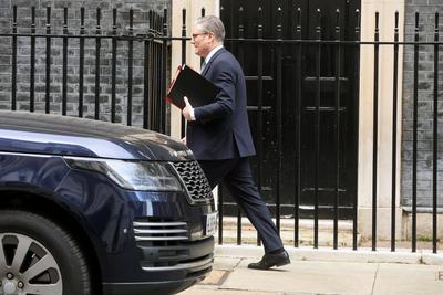 Keir Starmer Departs Downing Street for PMQs in London-stock-foto