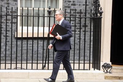 Keir Starmer Departs Downing Street for PMQs in London-stock-foto