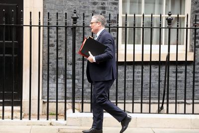 Keir Starmer Departs Downing Street for PMQs in London-stock-foto