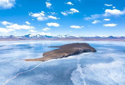 LHOKA, CHINA - MARCH 15: Aerial view of the frozen Puma Yumco Lake begins to melt as the temperature rises with the comi-stock-foto