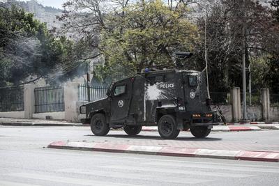 Israeli soldiers detain people as they conduct a raid in the Al-ain camp for Palestinian refugees west of Nablus in the occupied West Bank-stock-foto