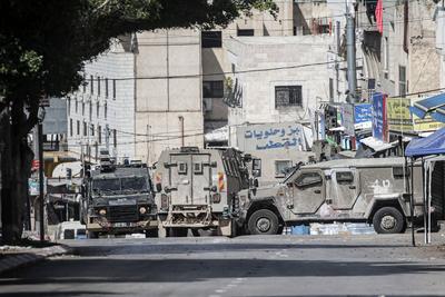 Israeli soldiers detain people as they conduct a raid in the Al-ain camp for Palestinian refugees west of Nablus in the occupied West Bank-stock-foto
