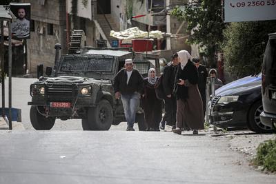 Israeli soldiers detain people as they conduct a raid in the Al-ain camp for Palestinian refugees west of Nablus in the occupied West Bank-stock-foto