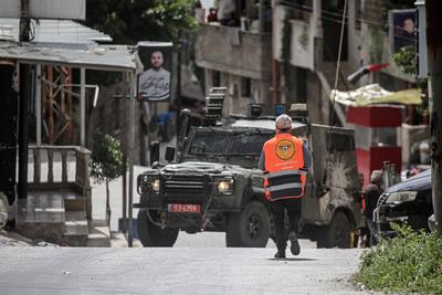 Israeli soldiers detain people as they conduct a raid in the Al-ain camp for Palestinian refugees west of Nablus in the occupied West Bank-stock-foto