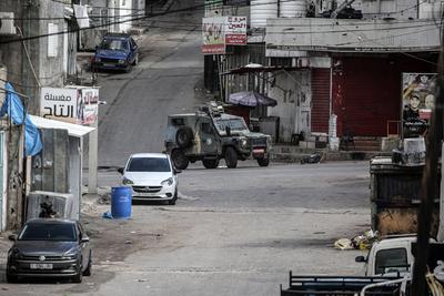 Israeli soldiers detain people as they conduct a raid in the Al-ain camp for Palestinian refugees west of Nablus in the occupied West Bank-stock-foto
