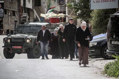Israeli soldiers detain people as they conduct a raid in the Al-ain camp for Palestinian refugees west of Nablus in the occupied West Bank-stock-foto