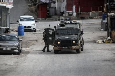 Israeli soldiers detain people as they conduct a raid in the Al-ain camp for Palestinian refugees west of Nablus in the occupied West Bank-stock-foto