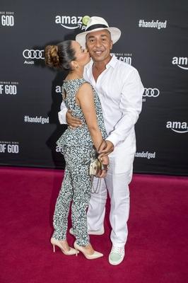 Lou Bega mit Ehefrau Jenieva Jane bei der Premiere der Amazon Prime TV Serie Hand of God in der Fran-stock-foto
