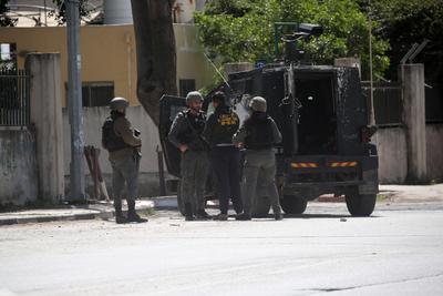 Israeli soldiers detain people as they conduct a raid in the Al-ain camp for Palestinian refugees west of Nablus in the occupied West Bank-stock-foto