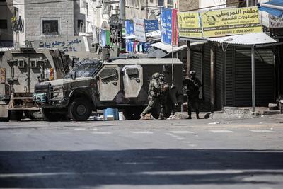 Israeli soldiers detain people as they conduct a raid in the Al-ain camp for Palestinian refugees west of Nablus in the occupied West Bank-stock-foto