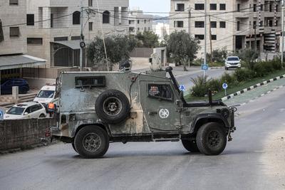 Israeli soldiers detain people as they conduct a raid in the Al-ain camp for Palestinian refugees west of Nablus in the occupied West Bank-stock-foto