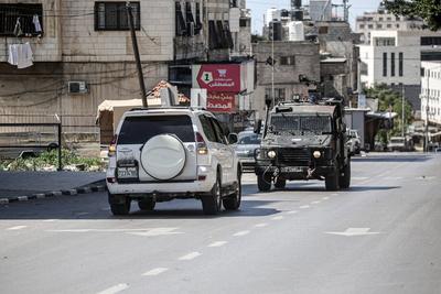 Israeli soldiers detain people as they conduct a raid in the Al-ain camp for Palestinian refugees west of Nablus in the occupied West Bank-stock-foto