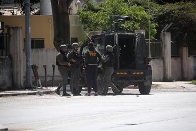 Israeli soldiers detain people as they conduct a raid in the Al-ain camp for Palestinian refugees west of Nablus in the occupied West Bank-stock-foto