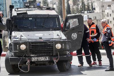 Israeli soldiers detain people as they conduct a raid in the Al-ain camp for Palestinian refugees west of Nablus in the occupied West Bank-stock-foto