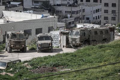 Israeli soldiers detain people as they conduct a raid in the Al-ain camp for Palestinian refugees west of Nablus in the occupied West Bank-stock-foto
