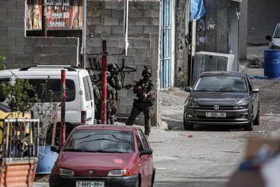 Israeli soldiers detain people as they conduct a raid in the Al-ain camp for Palestinian refugees west of Nablus in the occupied West Bank-stock-foto
