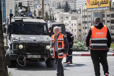 Israeli soldiers detain people as they conduct a raid in the Al-ain camp for Palestinian refugees west of Nablus in the occupied West Bank-stock-foto