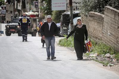 Israeli soldiers detain people as they conduct a raid in the Al-ain camp for Palestinian refugees west of Nablus in the occupied West Bank-stock-foto