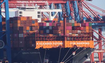 Der Containerfrachter Hamburg Express der Reederei Hapag-Lloyd hat zum vorerst letzten Mal im Hamburger Hafen festgemach-stock-photo