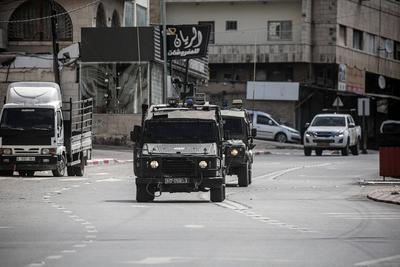 Israeli soldiers detain people as they conduct a raid in the Al-ain camp for Palestinian refugees west of Nablus in the occupied West Bank-stock-foto