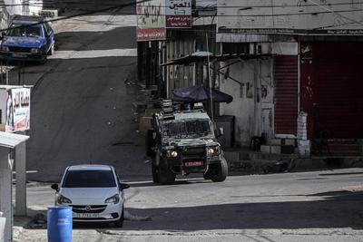 Israeli soldiers detain people as they conduct a raid in the Al-ain camp for Palestinian refugees west of Nablus in the occupied West Bank-stock-foto
