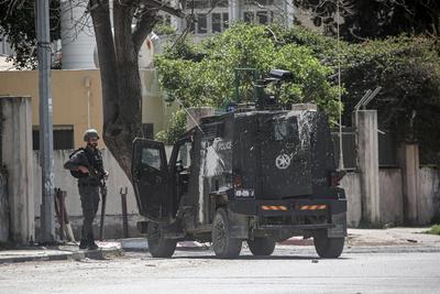Israeli soldiers detain people as they conduct a raid in the Al-ain camp for Palestinian refugees west of Nablus in the occupied West Bank-stock-foto