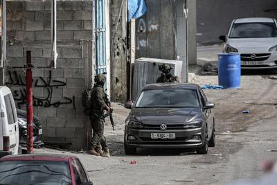 Israeli soldiers detain people as they conduct a raid in the Al-ain camp for Palestinian refugees west of Nablus in the occupied West Bank-stock-foto