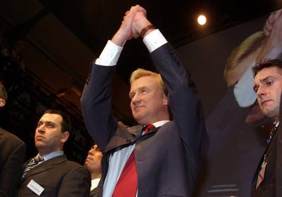 Ole von Beust (GER/CDU/Erster B?rgermeister von Hamburg) jubelnd anl?sslich des Sieges bei der B?rgerschaftswahl in Ham-stock-foto