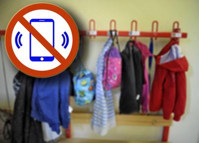 20.02.2024, Thema Handyverbot in Schulen. Bildmontage Smartphone-Raus! Verbotsschild und Detailbilder aus einer Grundsch-stock-photo