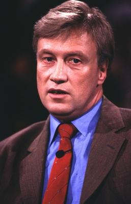Ole von Beust (CDU-Politiker) 01/97 her Mann Politik CDU dunkelhaarig seri?s Jackett braun Hemd Krawatte sitzend Portra-stock-foto