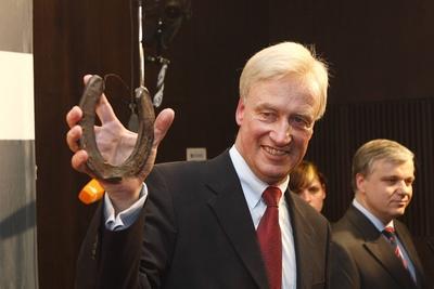 Ole von Beust (Deutschland/CDU/Erster B?rgermeister Freie und Hansestadt Hamburg) mit einem Hufeisen als Gl?cksbringer-stock-foto
