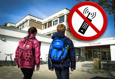 21.02.2024, Thema Handyverbot in Schulen. Bildmontage Smartphone-Raus! Verbotsschild auf dem Weg zu der Schule eines Sch-stock-foto