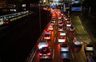 16.02.2022, Berlin, GER - Stau auf der A100 in Richtung Sueden vor der Ausfahrt Kaiserdamm Sued. (A 100, A100, Alltag,-stock-photo