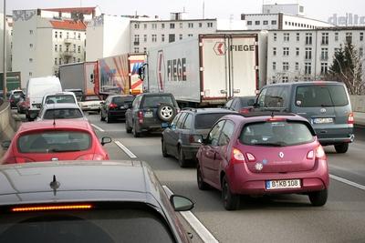 19 02 2018 Berlin Deutschland GER Stau auf der A100 in Richtung Norden am Dreieck Funkturm A1-stock-photo
