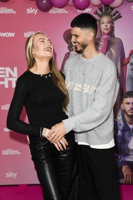 Cheyenne Savannah Ochsenknecht und Mann Nino Sifkovitz beim Fototermin zum Auftakt der 4.Staffel des Sky Originals DIESE OCHSENKNECHTS im International Club am Donnerstag 20. M?rz in Berlin Berlin Deutschland *** Cheyenne Savannah Ochsenknecht and husband Nino Sifkovitz at the photo call for the start of season 4 of the Sky Original DIESE OCHSENKNECHTS at the International Club on Thursday March 20 in Berlin Berlin Germany-stock-foto