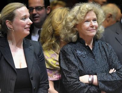 Katharina Wagner, links, und ihre Halbschwester Eva Wagner-Pasquier, rechts, verfolgen am Donnerstag abend, 28. Aug. 20-stock-photo