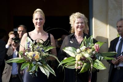 Die Festivalleiterinnen Katharina Wagner (links) und Eva Wagner-Pasquier ganze Figur, Ganzkoerper, Er?ffnung der Bayreu-stock-photo