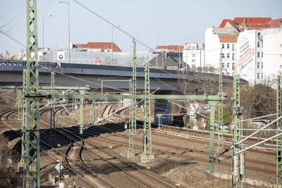 A100-Ringbahnbr?cke gesperrt: Verkehrschaos in Berlin, Die A100-Ringbahnbr?cke ist wegen Einsturzgefahr gesperrt. Das f?-stock-foto