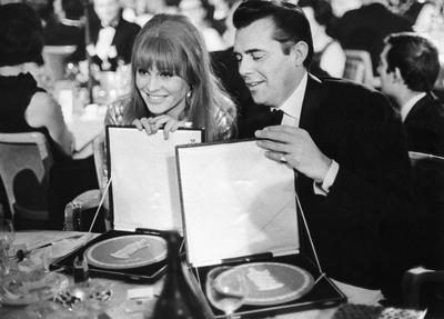 Dirk Bogarde and Julie Christie stars of Darling with their British Film Academy Awards for Best Br-stock-foto