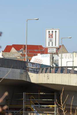 A100-Ringbahnbr?cke gesperrt: Verkehrschaos in Berlin, Die A100-Ringbahnbr?cke ist wegen Einsturzgefahr gesperrt. Das f?-stock-foto
