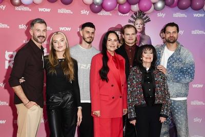 Jochen Schropp, Cheyenne Savannah Ochsenknecht, Nino Sifkovitz, Natascha Ochsenknecht, Jimi Blue Ochsenknecht, B?rbel Wierichs und Jimi Blue Ochsenknecht beim Fototermin zum Auftakt der 4.Staffel des Sky Originals DIESE OCHSENKNECHTS im International Club am Donnerstag 20. M?rz in Berlin Berlin Deutschland *** Jochen Schropp, Cheyenne Savannah Ochsenknecht, Nino Sifkovitz, Natascha Ochsenknecht, Jimi Blue Ochsenknecht, B?rbel Wierichs and Jimi Blue Ochsenknecht at the photo call for the start of the 4th season of the Sky Original DIESE OCHSENKNECHTS at the International Club on Thursday March 20th in Berlin Berlin Germany-stock-foto