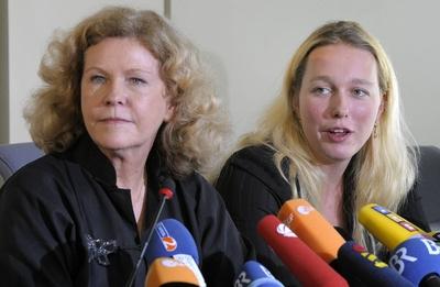 Eva Wagner Pasquier links und Katharina Wagner informieren am Montag 1 Sept 2008 Medienvertret-stock-photo