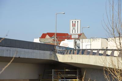 A100-Ringbahnbr?cke gesperrt: Verkehrschaos in Berlin, Die A100-Ringbahnbr?cke ist wegen Einsturzgefahr gesperrt. Das f?-stock-foto