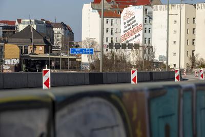 A100-Ringbahnbr?cke gesperrt: Verkehrschaos in Berlin, Die A100-Ringbahnbr?cke ist wegen Einsturzgefahr gesperrt. Das f?-stock-foto