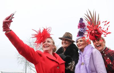 Viv Jenner, Victoria Charles, Rachel Ellis and Gill Carpenter ahead of Day 2 of the Cheltenham Festival 12/3/2025-stock-foto