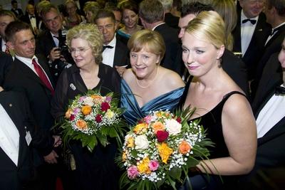 Bildnummer: 58279119  Datum: 25.07.2012  Copyright: imago/Sven SimonBundeskanzlerin Angela MERKEL (Mitte) mit den Festivalleiterinnen Katharina Wagner (rechts) und Eva Wagner-Pasquier - Staatsempfang anl?sslich der Er?ffnung der Bayreuther Richard Wagner Festspiele - Neues Bayreuther Schloss.  People Politik Kultur Musik Entertainment Oper Bayreuth xdp x1x 2012 quer premiumd Kultur Musik Oper Richard Wagner Festspiele Roter Teppich red carpet Show Bayreuther Festspiele 2012 Ankunft der G?ste arrival Klassik Ernste Musik Richard Wagner-Festspiele aktuellVermischtes o0 Familie, privat, Schwester 58279119 Date 25 07 2012 Copyright Imago Sven Simon Chancellor Angela Merkel centre with the  Catherine Wagner right and Eva Wagner Pasquier State reception during the Opening the Bayreuther Richard Wagner Festival New Bayreuther Castle Celebrities politics Culture Music Entertainment Opera Bayreuth XDP x1x 2012 horizontal premiumd Culture Music Opera Richard Wagner Festival Red Carpet Red Carpet Show Bayreuther Festival 2012 Arrival the Guests Arrival Classical Serious Music Richard Wagner Festival aktuellVermischtes o0 Family private Sister-stock-photo