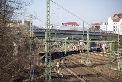 A100-Ringbahnbr?cke gesperrt: Verkehrschaos in Berlin, Die A100-Ringbahnbr?cke ist wegen Einsturzgefahr gesperrt. Das f?-stock-foto