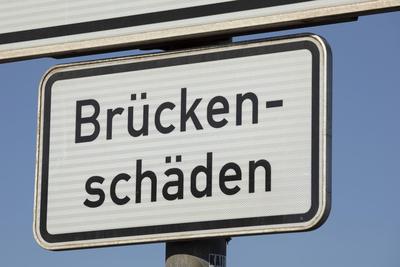 A100-Ringbahnbr?cke gesperrt: Verkehrschaos in Berlin, Die A100-Ringbahnbr?cke ist wegen Einsturzgefahr gesperrt. Das f?-stock-foto